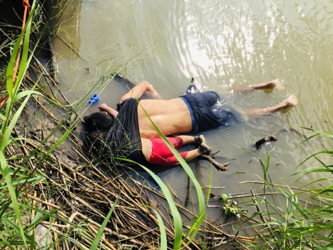 Meksika-ABD sınırında geçen haziran ayında boğulan göçmen baba-kızın cesetleri, birbirlerine sarılı halde bulunmuştu. Fotoğraf: Reuters